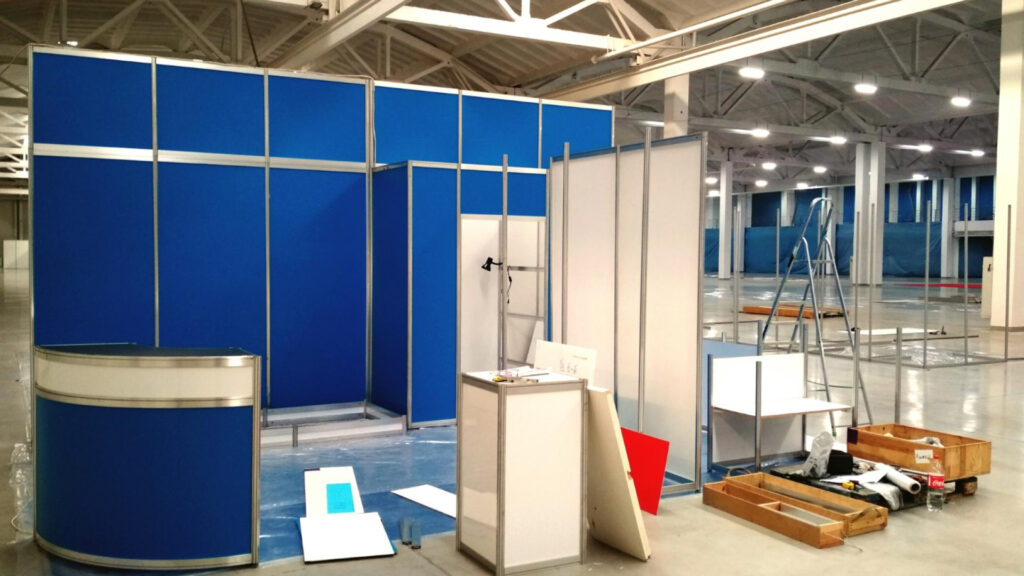 Optimiser un stand avec un aménagement sur mesure événementiel : les clés d’un espace performant